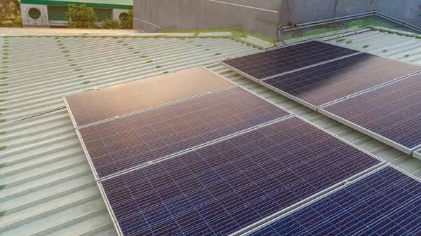 Panel Células Solares Instalados Techo Gran Edificio Están Llenos Suciedad — Foto de Stock