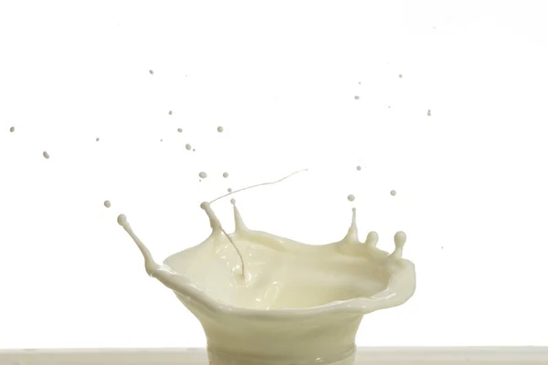 白い背景に孤立したミルクスプラッシュ液滴 — ストック写真