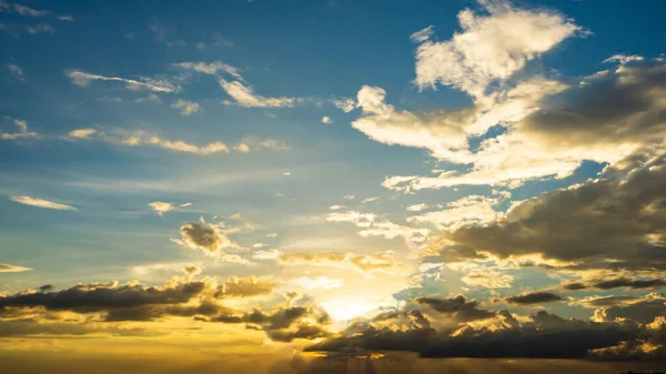 Siluet Erkekler ve kadınlar akşam gün batımında dağda duruyorlar..