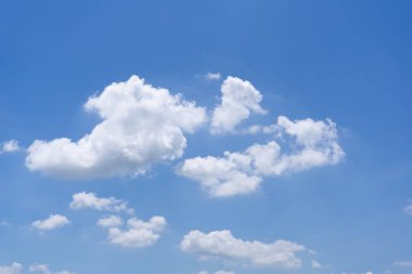 Yazın gökyüzü beyaz bulutlu arka plan.