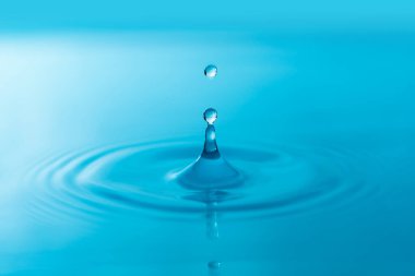 Yakın çekim su damlaları beyaz arkaplanda izole edildi.