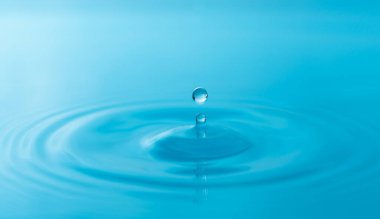 Yakın çekim su damlaları beyaz arkaplanda izole edildi.