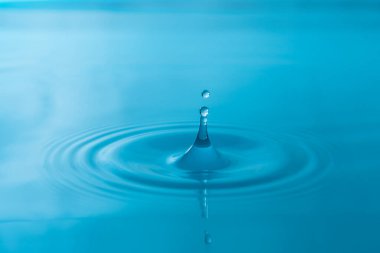 Yakın çekim su damlaları beyaz arkaplanda izole edildi.