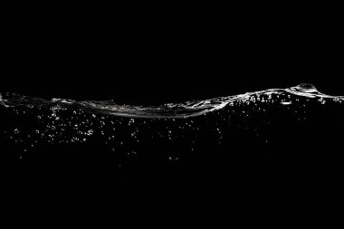 Su dalgalarının kapanması ve siyah arkaplanda izole edilmiş kabarcıklar..