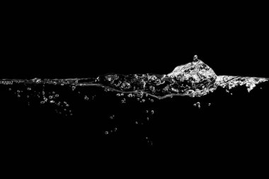 Su dalgalarının kapanması ve siyah arkaplanda izole edilmiş kabarcıklar..