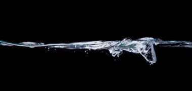 su dalgası siyah arkaplanda izole edildi