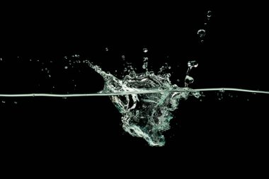 Su içme, su dalgası izole edilmiş siyah arkaplan.