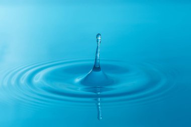 Yakın çekim su damlaları beyaz arkaplanda izole edildi.