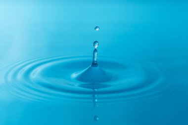 Yakın çekim su damlaları beyaz arkaplanda izole edildi.