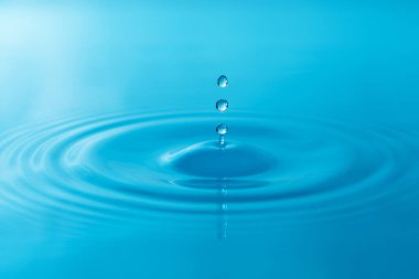 Su damlalarının en büyük güzelliği beyaz arka planda izole edilmiş..
