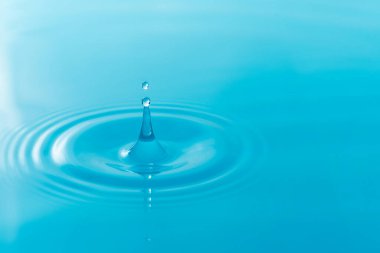 Su damlacıkları yüzey su arka planında