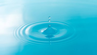 Su damlacıkları yüzey su arka planında