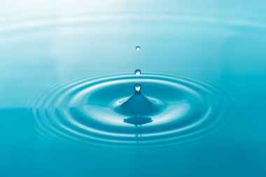 Su damlacıkları yüzey su arka planında