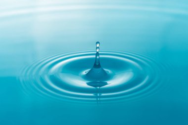 Su damlacıkları yüzey su arka planında