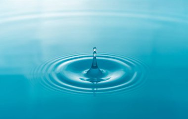 Su damlacıkları yüzey su arka planında