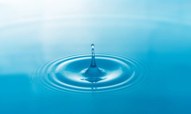 Su damlacıkları yüzey su arka planında