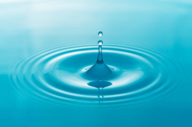 Su damlacıkları yüzey su arka planında