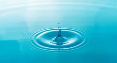 Su damlacıkları yüzey su arka planında