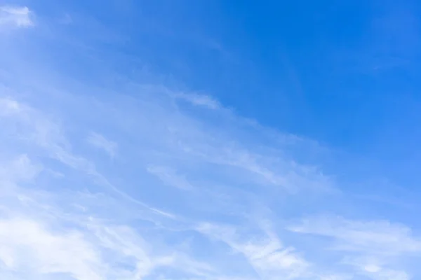 Heldere Blauwe Lucht Bewolkte Achtergrond Zomer Vakantie — Stockfoto