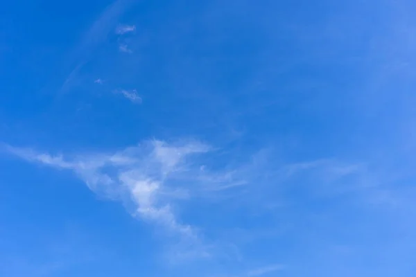 Heldere Blauwe Lucht Bewolkte Achtergrond Zomer Vakantie — Stockfoto