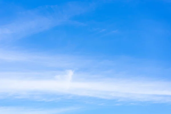 Heldere Blauwe Lucht Bewolkte Achtergrond Zomer Vakantie — Stockfoto