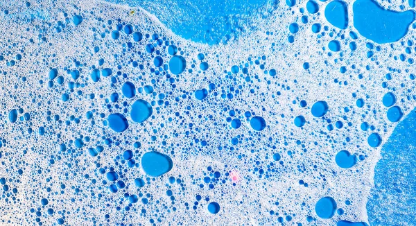 Schiuma Sapone Bianco Acqua Sfondo Blu — Foto Stock