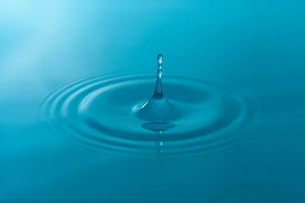 Крупный План Голубые Капли Воды Изолированы Белом Фоне — стоковое фото