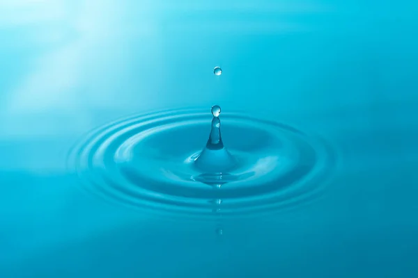 Detailní Modré Kapky Vody Izolované Bílém Pozadí — Stock fotografie