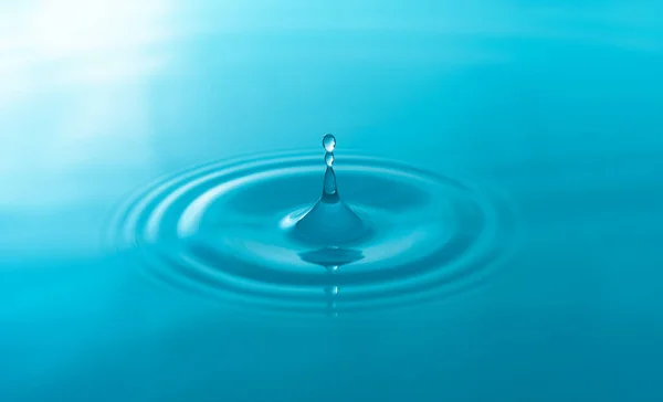 Gros Plan Gouttes Eau Bleues Isolées Sur Fond Blanc — Photo