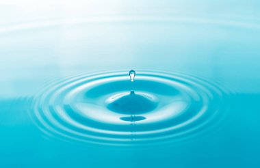 Su damlacıkları yüzey su arka planında