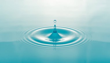 Su damlacıkları yüzey su arka planında