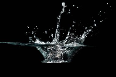 Su dalgalarının kapanması ve siyah arkaplanda izole edilmiş kabarcıklar..