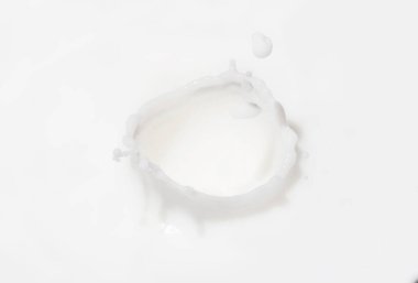 Koyu arkaplanda beyaz süt sıçraması