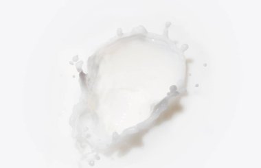 Koyu arkaplanda beyaz süt sıçraması