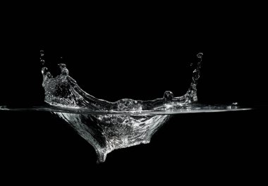 Su dalgalarının kapanması ve siyah arkaplanda izole edilmiş kabarcıklar..