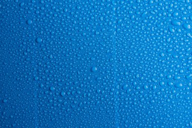 su mavi arkaplanı düşürür