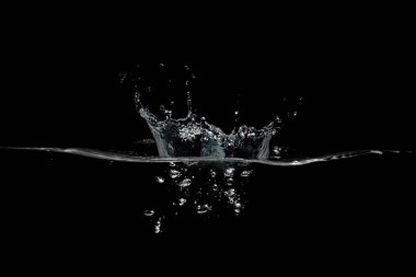 Su sıçratma ve baloncuklar kapalı kapalı siyah arkaplan