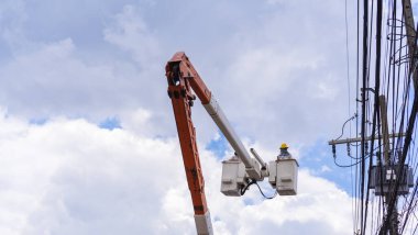 Elektrik teknisyeni kovada çalışıyor.