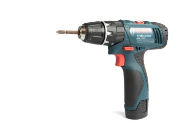 Ubon Ratchathani, Tayland -Haziran 19.2019: Bosch elektrikli matkap üretimi GSB 120 LI beyaz arka planda izole edilmiş, yakın plan elektrikli matkabı izole edilmiş beyaz arka planda tutuyor