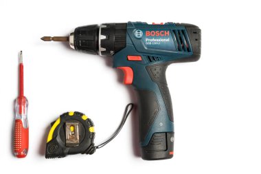 Ubon Ratchathani, Tayland - 19 Haziran 2019: Bosch elektrikli matkap üretimi GSB 120 LI beyaz arka planda izole edilmiş elektrik, çekiç, tornavida, kerpeten, elektrikli matkap, ölçü, beyaz arka planda çalışan araçların üst görünümü.