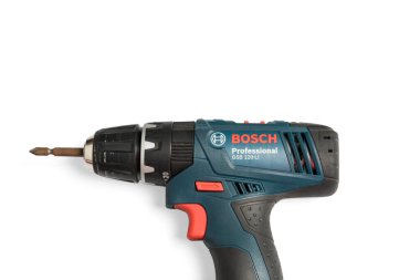 Ubon Ratchathani, Tayland -19 Haziran 2019: Bosch elektrikli matkap üretimi GSB 120 LI beyaz zemin üzerinde izole edilmiş