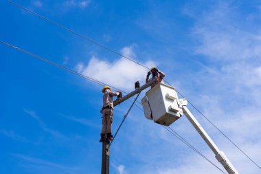 Elektrikçiler direkte yüksek voltaj tesisatı kurarlar. Mühendisler yüksek voltajla çalışıyorlar.