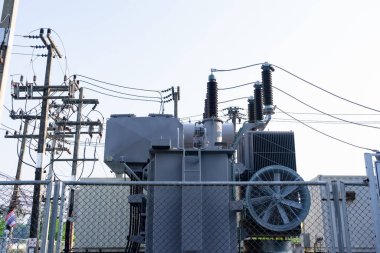 Enerji tedarik istasyonu olan yüksek voltajlı trafo.