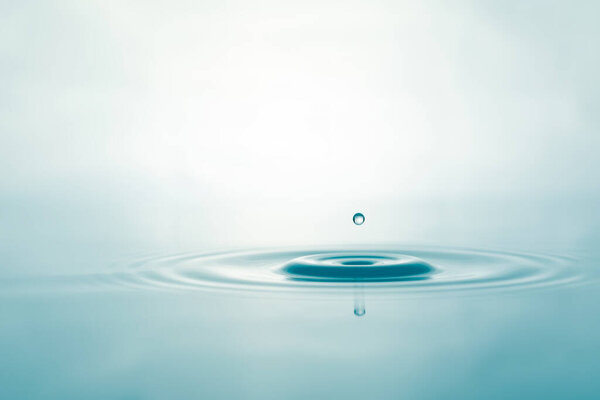 Капли воды на фоне поверхностных вод