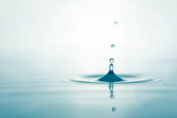 Wassertropfen Auf Oberflächenwasser Hintergrund — Stockfoto