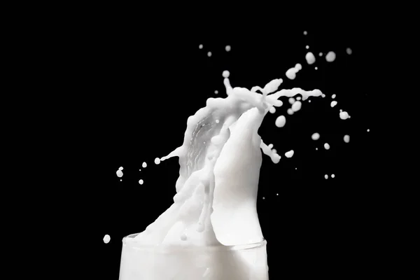 Salpicadura Leche Blanca Sobre Fondo Oscuro — Foto de Stock