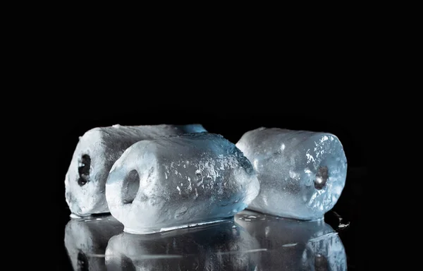 Cerrar Cubos Hielo Oscuro Negro Aislado Fondo Con Espacio Copia — Foto de Stock