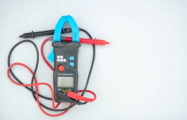 Närbild Digital Multimeter För Elektriker Vit Bakgrund — Stockfoto