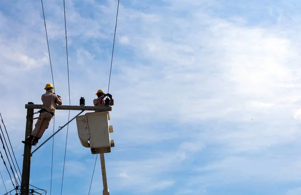 Elektriker Arbeiten Der Installation Von Hochspannung Mast Ingenieure Arbeiten Mit — Stockfoto