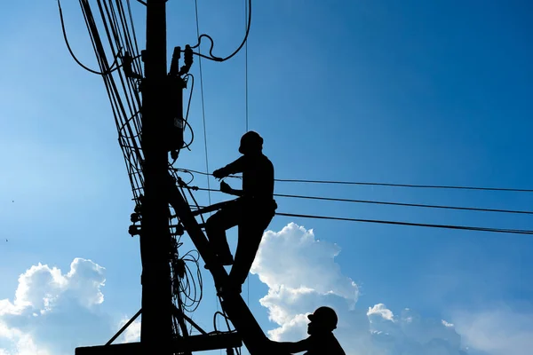 Silhouette Elektriker Arbeiten Strommast Blauem Himmel — Stockfoto